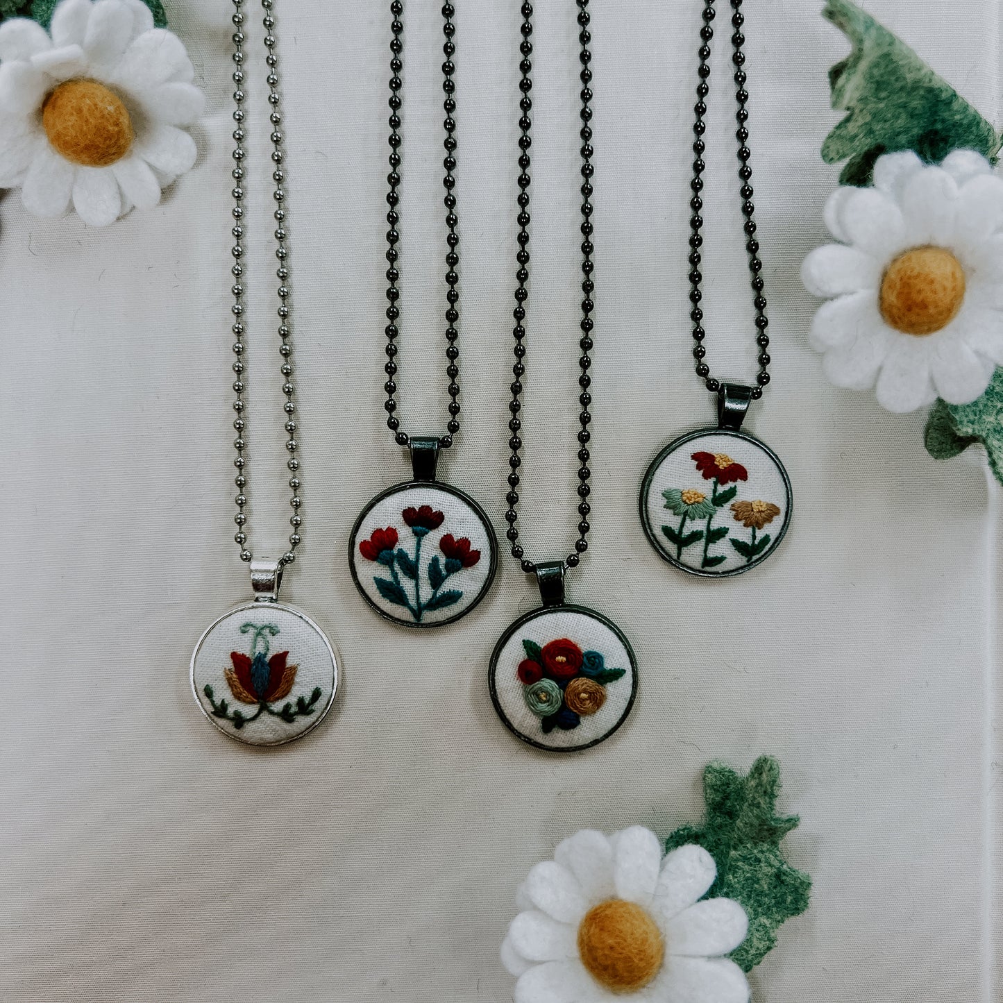 Little Birdie | Embroidered pendant necklace