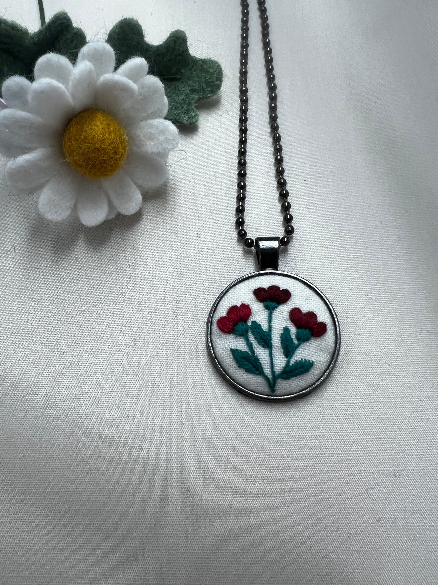 Little Birdie | Embroidered pendant necklace