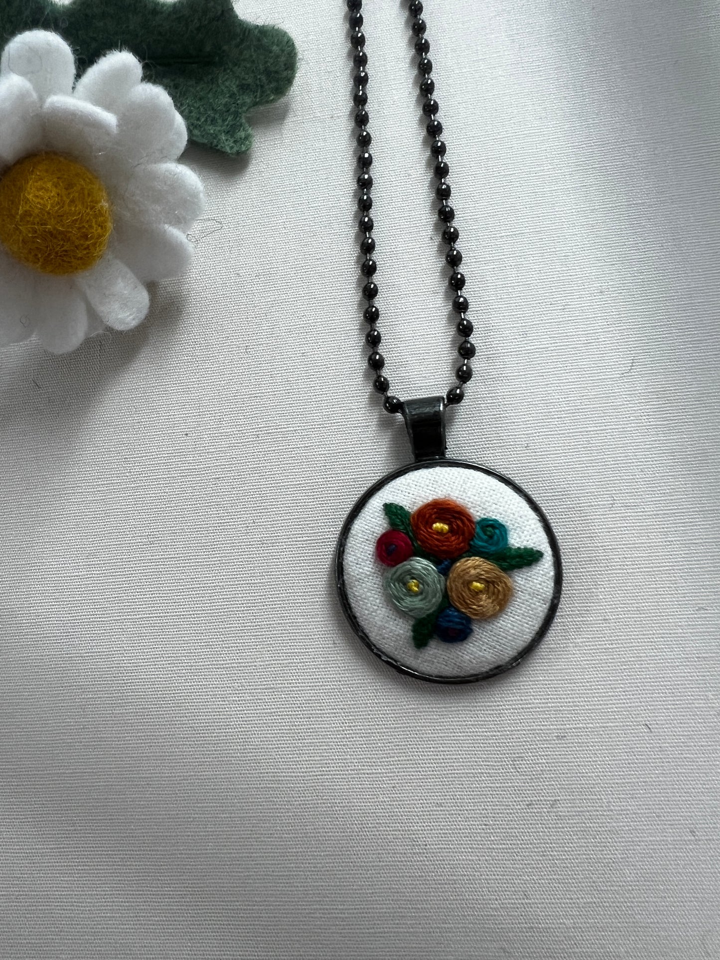 Little Birdie | Embroidered pendant necklace