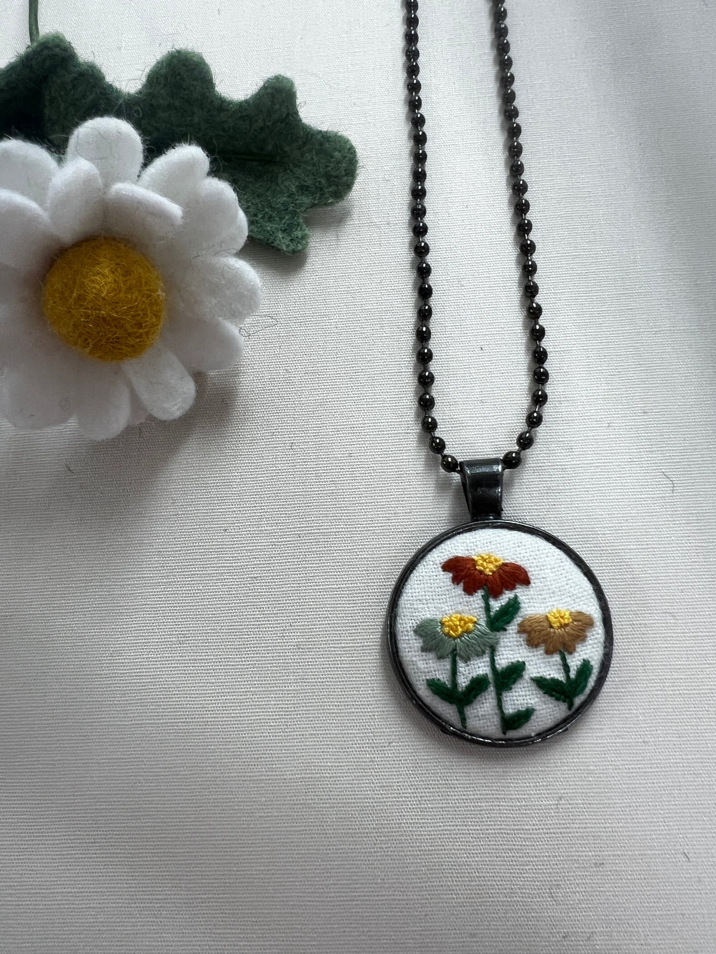 Little Birdie | Embroidered pendant necklace