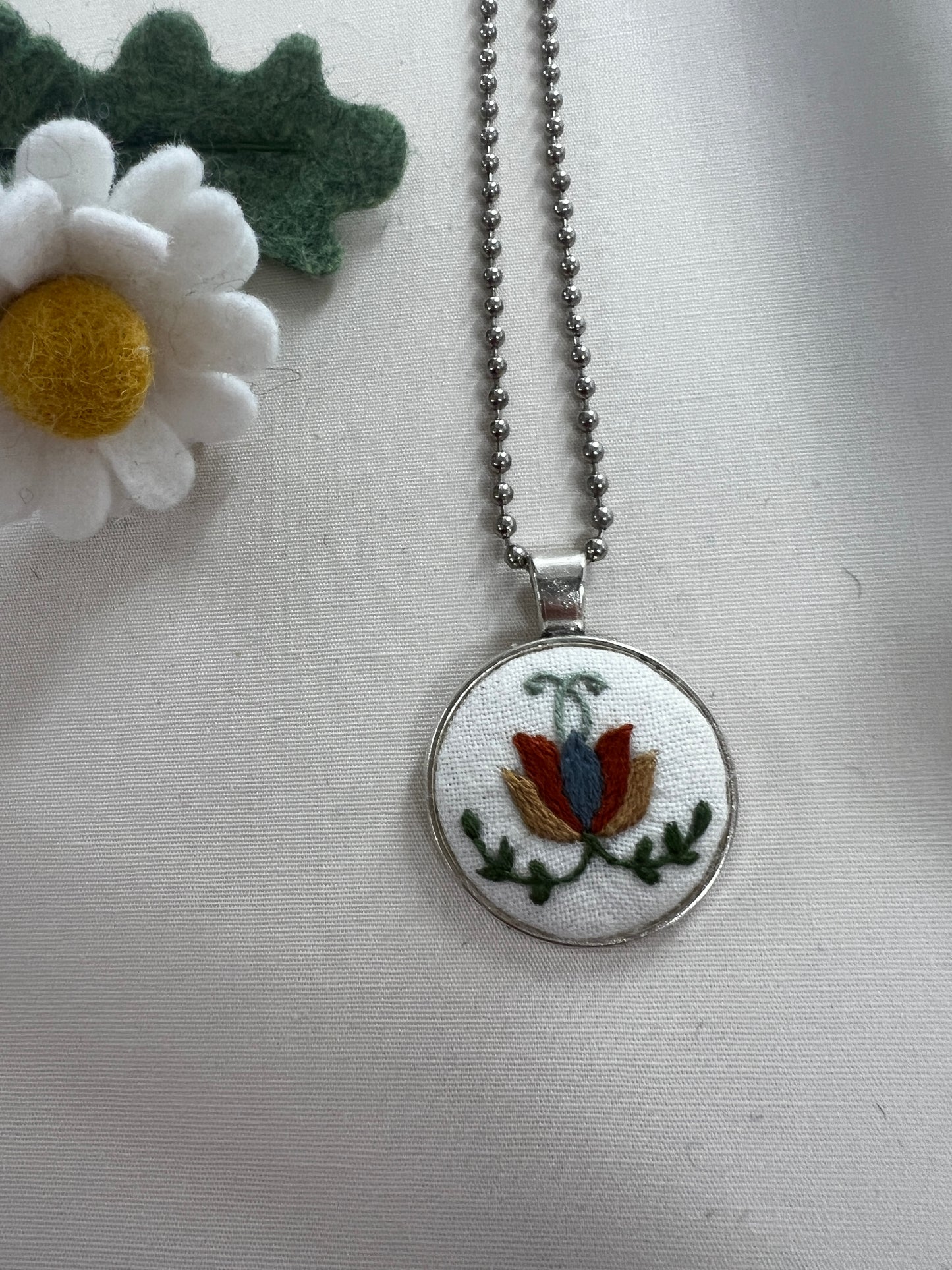 Little Birdie | Embroidered pendant necklace