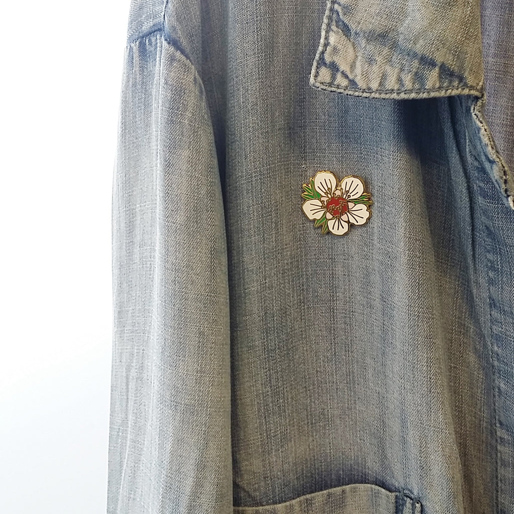 Enamel pin | Manuka Flower