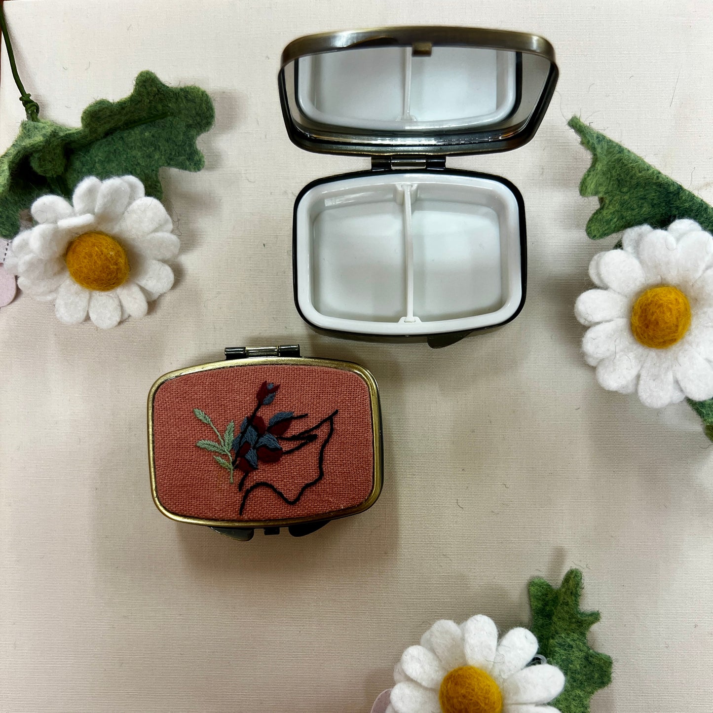 Little Birdie | embroidered pill box
