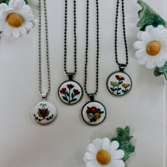 Little Birdie | Embroidered pendant necklace